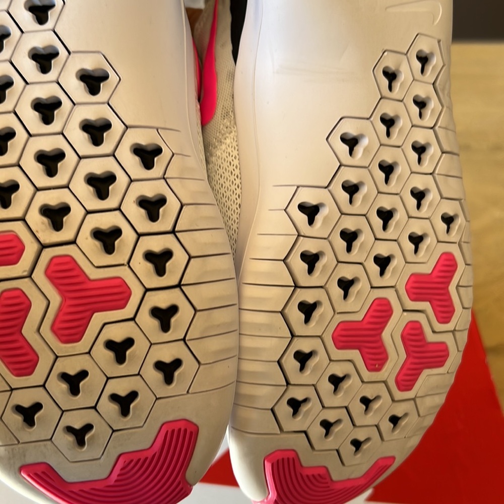 Woman’s Nike running shoes 7.5 - Picture 3 of 5